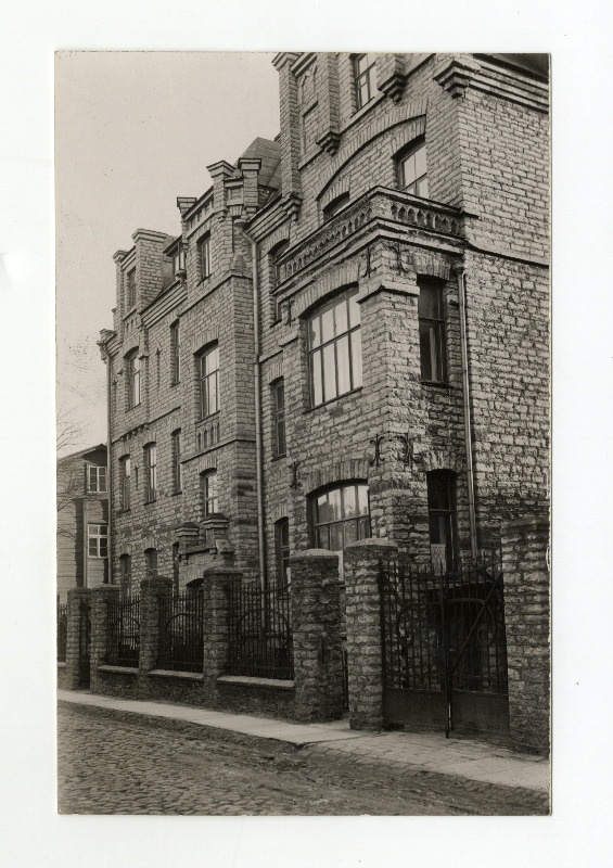 Maja Vana-Pärnu mnt 19, kus K. Päts okupatsiooniajal oma korteris vahistati.