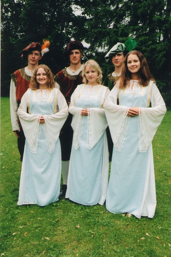 Foto. Etendus KULLAKETRAJATE PULMAD (Birgit Valo, Krislyn Kuut, Sigrid Valo, Taavi Linnamäe, Silver Tulik, Mait Raag). Väimela, 09.07.2003.