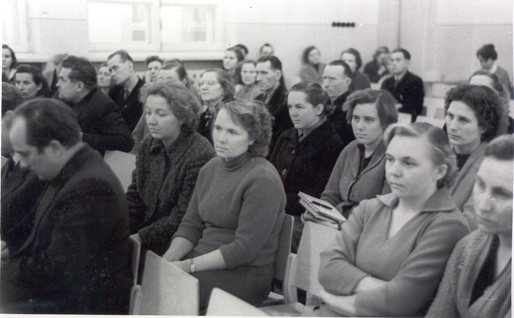 Foto. Võru rajooni kodu-uurijate kokkutulekust osavõtjad Võru I Keskkooli aulas.