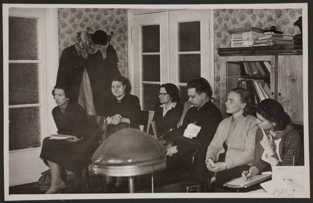 Nõupidamine Maneeži tänava hoones/ Employees of State Archives on a meeting in Maneeži St. Tallinn, Estonia 1958