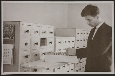 Arkadi Tsepnevski kartoteegiga/ State Archives employee Arkadi Tsepnevski with a card catalogue. Tallinn, Estonia 1967  duplicate photo