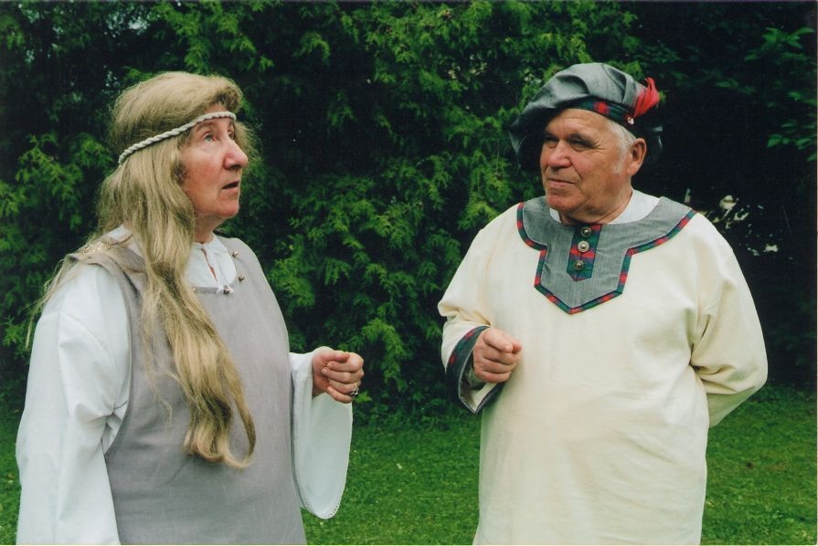 Foto. Etendus KULLAKETRAJATE PULMAD (Helju Kalme ja Meinhard Uiga). Väimela, 09.07.2003.