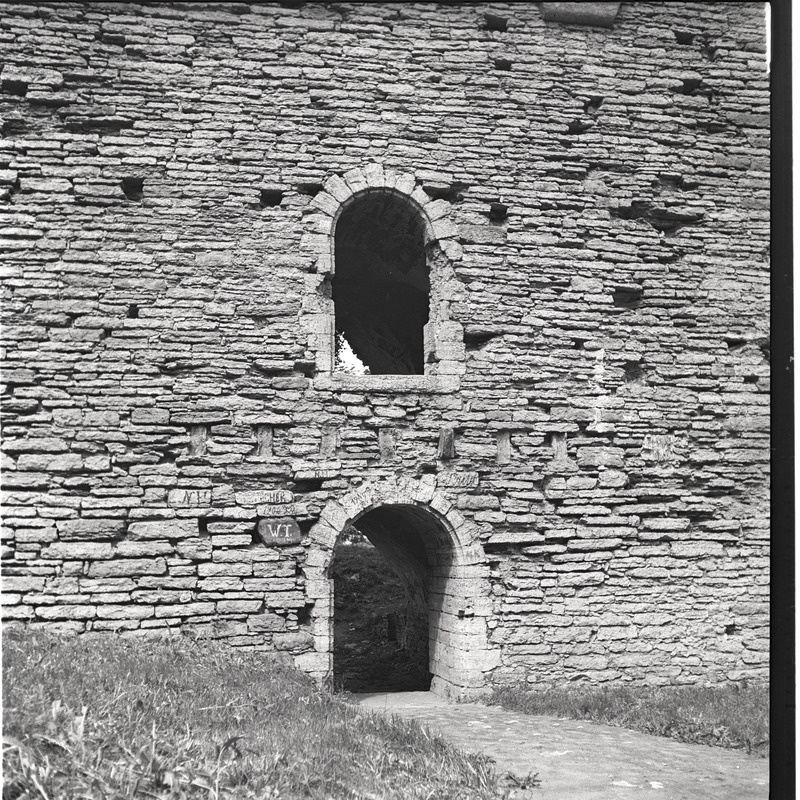 Pirita kloostri varemete põhjamüüris leiduvad avad