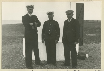 Kaptenmajor Weizenberg, I järgu kapten Kulikov ja kapten Feliks Saarnak Ihasalu tuletorni jalamil  similar photo