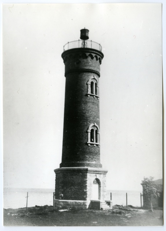 Laidunina tuletorn, ehitatud 1907. Punane tellistorn kuuetahusel palkidest alusel, ümmargune, kahe aknaga, katusel võrega rõdu