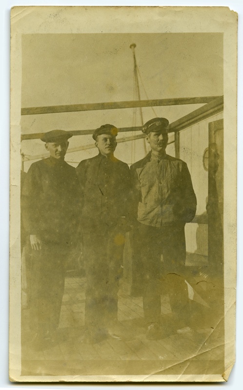Johannes Mänder, keskel, Rosin ja Chehovsky aurulaeval "Nikolai Belosvetov"