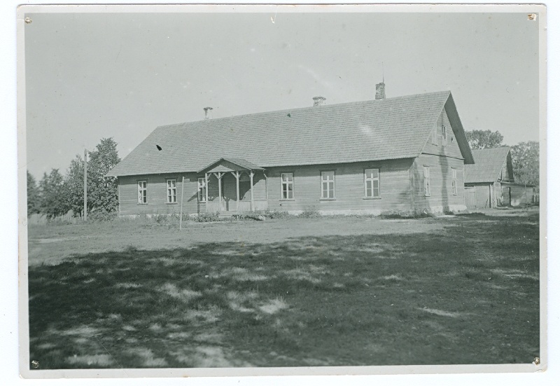 Foto. Velise kihelkonnakooli hoone, viilkatusega madal puithoone, sammasrõduga. 1932.