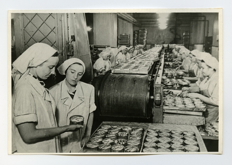 Pärnu Kalakombinaadi konservitsehh nr. 2.
Esiplaanil vahetusmeister R. Peerna, vasakul ja brigadir H. Anton