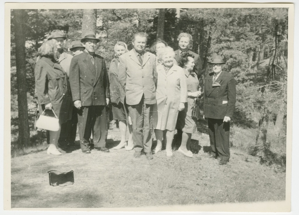 Eesti Riikliku Meremuuseumi juures tegutseva meresõprade ringi liikmed ekskursioonil Tõotuse mäel, Pärnu rajoon