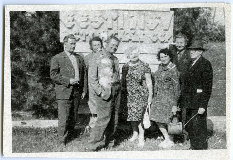 Eesti Riikliku Meremuuseumi juures tegutseva meresõprade ringi liikmeid Eesti NSV piiril, piiritähise ees seismas