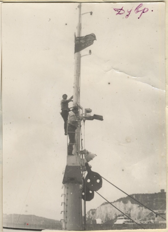 Mootorlaeva "Kalev" kaks meeskonnaliiget laeva mastis