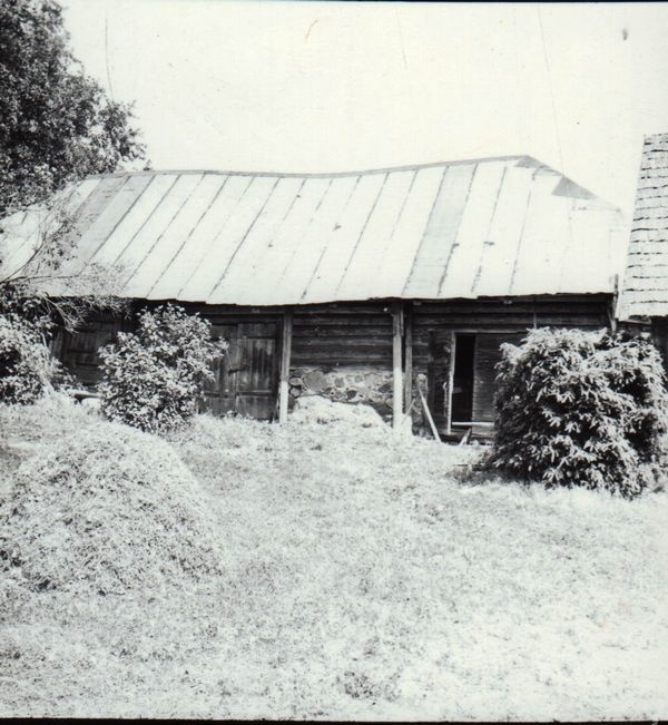 Karilatsi koolimaja kõrvalhooned