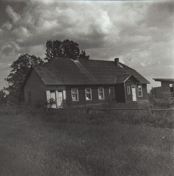 Karilatsi vallamaja tagakülg