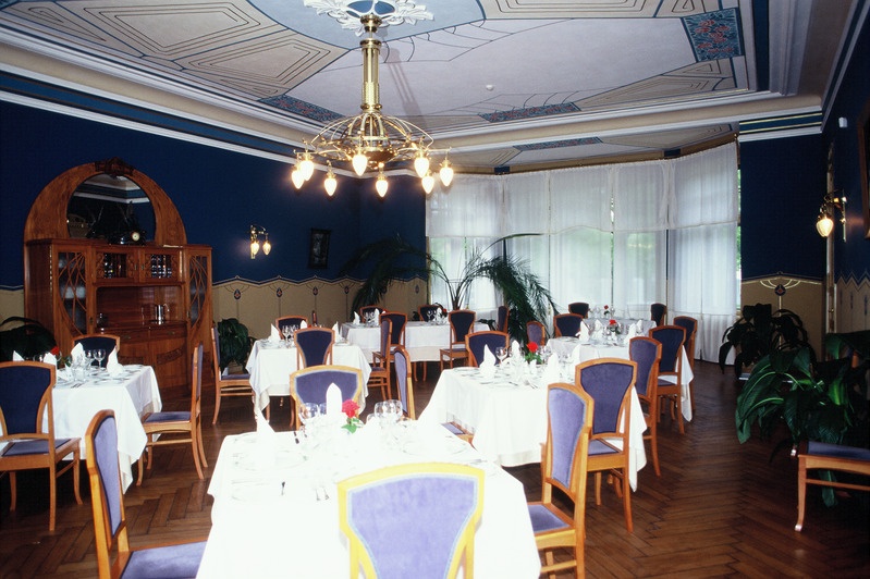 Slaid. Ammende villa restoran