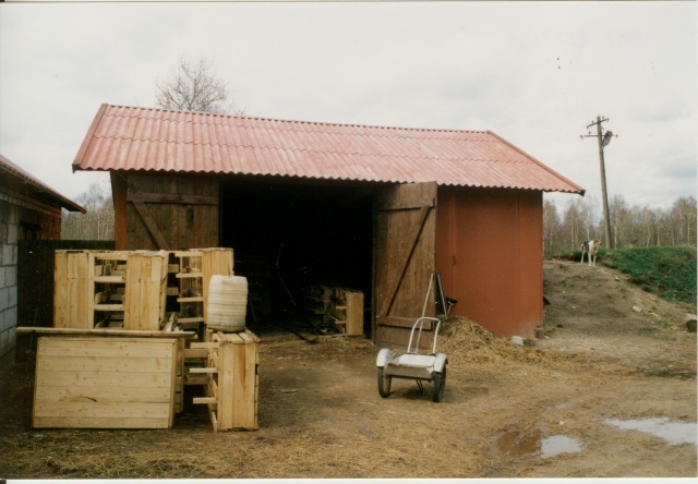 värvifoto Kareda küla vaade, Kärneri-Rätsepa talu kuur 1997