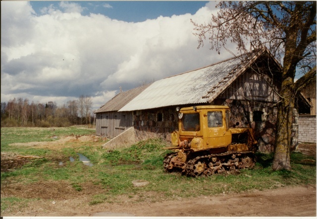 värvifoto Kareda küla vaade, Kolli talu laut 1997