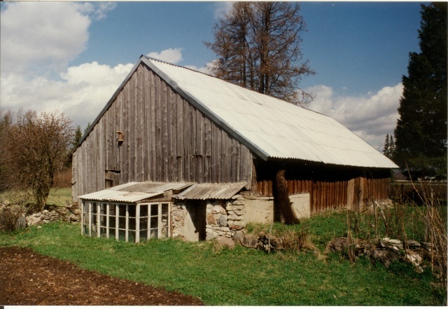 värvifoto Kareda küla vaade, Karjamaa talu küün 1997