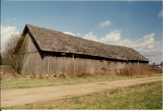 värvifoto Kareda küla vaade, Karjamaa talu viljaküün 1997
