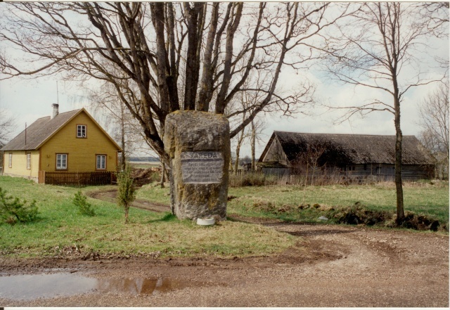 värvifoto Kareda küla vaade, esmamainimise ausammas 1997