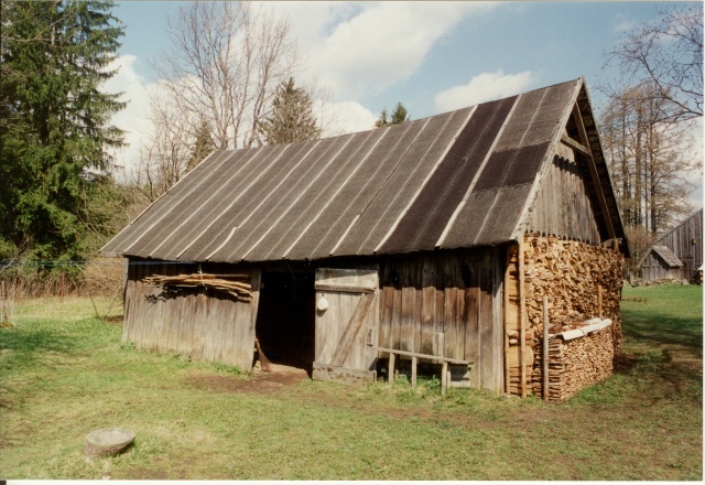 värvifoto Kareda küla vaade, Karjamaa talu puukuur 1997