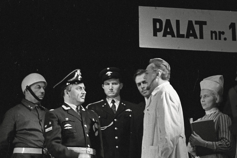 Stseen K. Capeki näidendist "Valge taud" P. Pinna nim. Rahvateatris.