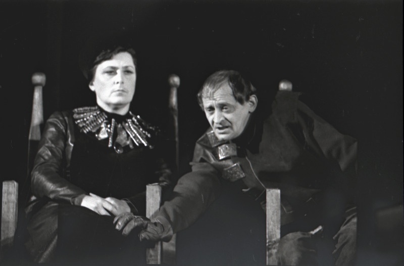 Stseen W. Shakespeare'i tragöödiast "Hamlet" ENSV Riiklikus Noorsooteatris, Taani kuningas Claudius - Eesti NSV rahvakunstnik Jüri Järvet ja Silvia Laidla