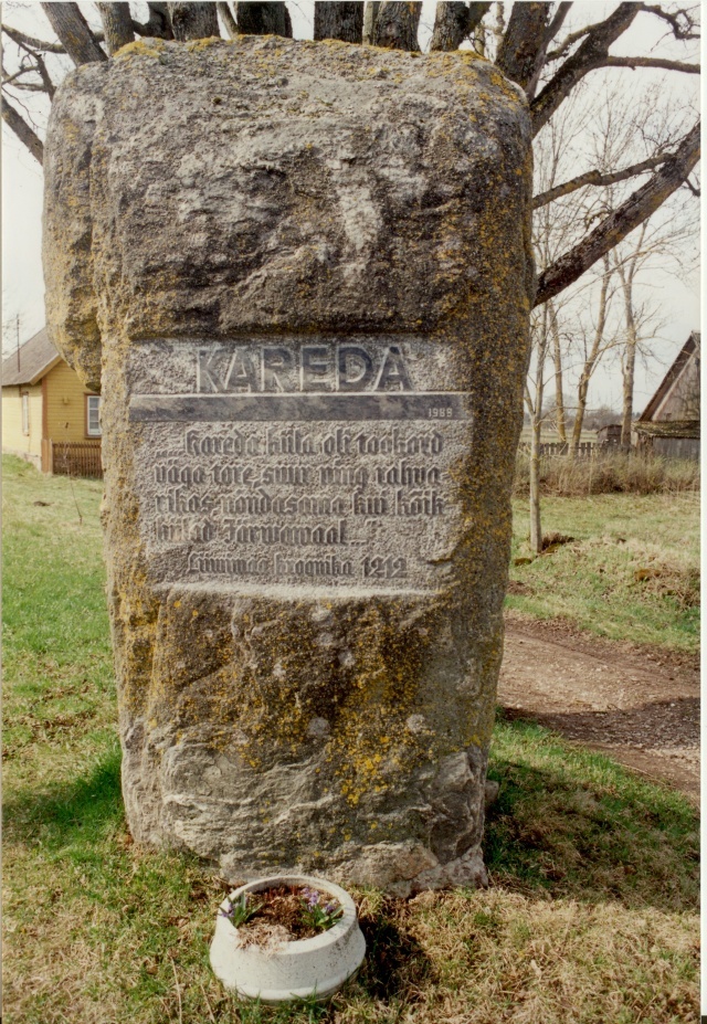 värvifoto Kareda küla vaade, esmamainimise mälestussammas 1997