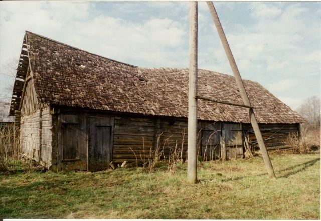 värvifoto Kareda küla vaade,Andrese talu kuur 1997