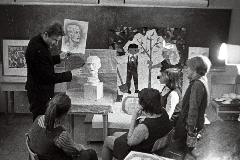 Tallinna 21. Keskkooli kunstiklasside õpetaja Ahti Indov õpilastega tunnis.