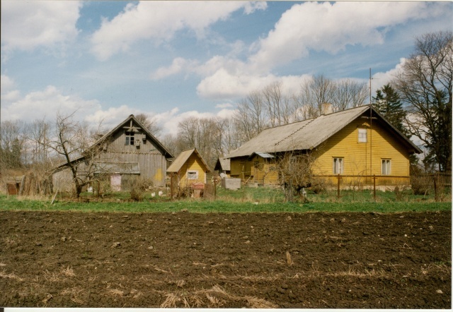 värvifoto Kareda küla vaade, endise külapoe hooned 1997