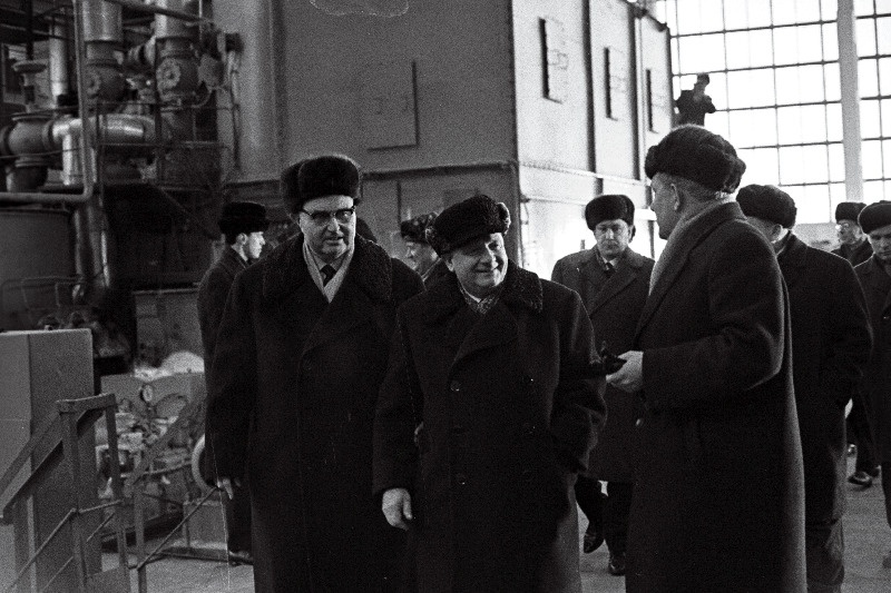 EKP Keskkomitee ja vabariigi valitsuse juhtivad töötajad Kohtla-Järve Lämmastikväetise Tehasega tutvumas. Esiplaanil vasakult 1. ENSV ülemnõukogu Presiidiumi esimees A. Müürisepp, 2. EKP Keskkomitee  esimene sekretär J. Käbin.