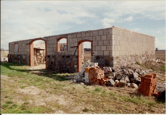 värvifoto Kareda küla vaade, Koru-Hansu talu hoone müürid 1997