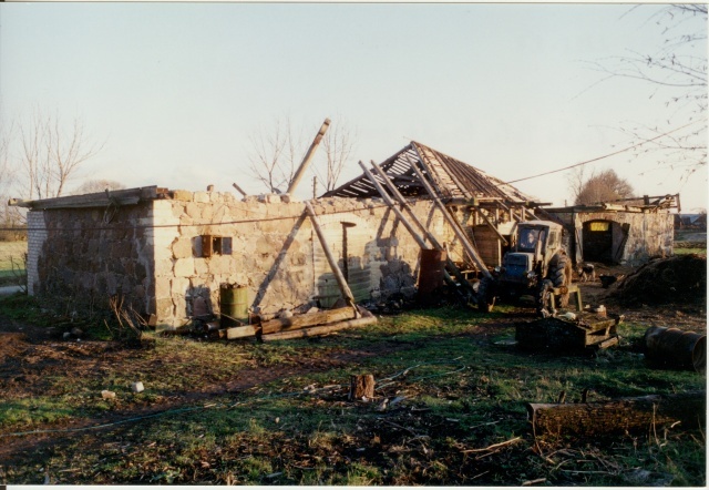 värvifoto Kareda küla vaade, Liuka talu lauda varemed 1997