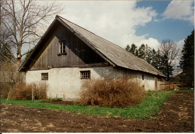 värvifoto Kareda küla vaade, Karjamaa talu laut ja ait 1997
