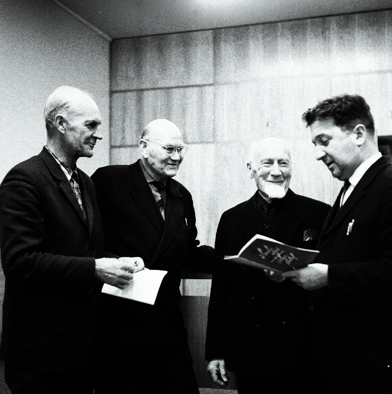 Viljandi meeskoori "Sakala" koorijuhj R. Laikre (paremalt) ja koori vanemaid lauljaid M. Nõges, V. Järvekülg ning E. Seel.