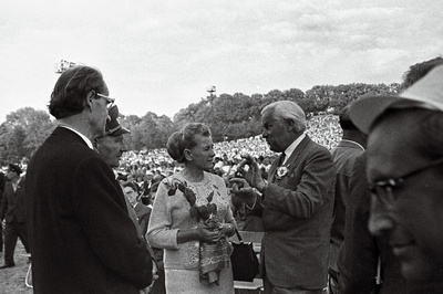 NSV Liidu kultuuriminister E. Furtseva ja Nõukogude Liidu rahvakunstnik V.Sokolov juubelilaulupeol.  similar photo