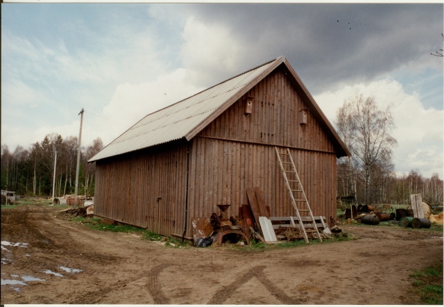 värvifoto Kareda küla vaade, Juhani talu traktorikuur 1997