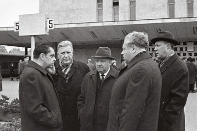 Saksa DV 20. aastapäeva tähistamise pidustustelt tagasi saabunud EKP Keskkomitee delegatsiooni, eesotsas EKP Keskkomitee esimese sekretäri J. Käbiniga (paremalt teine) vastuvõtt Balti jaamas; vasakult NSV Ministrite Nõukogu esimehe esimene asetäitja E. Tõnurist, ENSV Ülemnõukogu presiidiumi esimehe asetäitja A. Ansberg, EKP Keskkomitee teine sekretär A. Vader.  similar photo