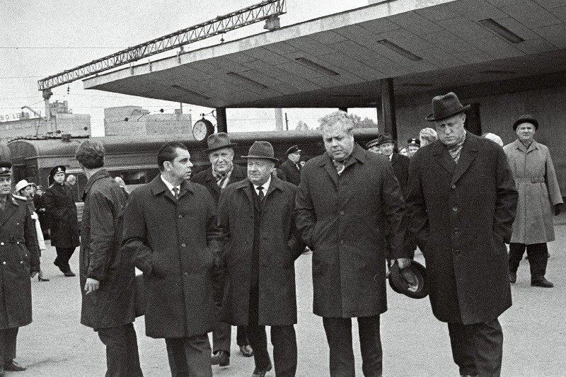 Saksa DV 20. aastapäeva tähistamise pidustustelt tagasi saabunud EKP Keskkomitee delegatsiooni, eesotsas EKP Keskkomitee esimese sekretäri J. Käbiniga (paremalt teine) vastuvõtt Balti jaamas; vasakult NSV Ministrite Nõukogu esimehe esimene asetäitja E. Tõnurist, ENSV Ülemnõukogu presiidiumi esimehe asetäitja A. Ansberg, EKP Keskkomitee teine sekretär A. Vader.