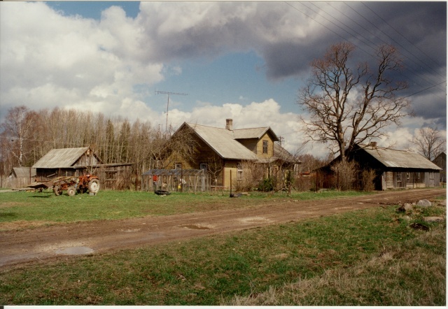 värvifoto Kareda küla vaade, Uus-Juhani talu hooned 1997