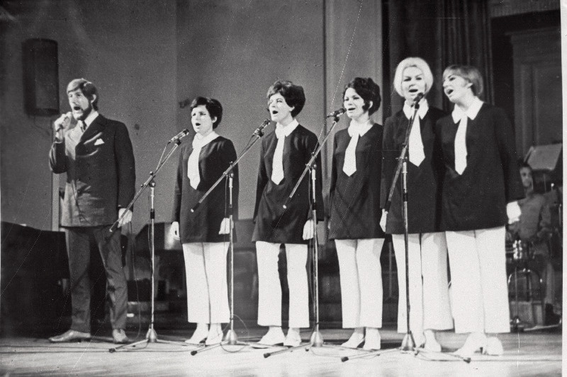 ENSV Riikliku Filharmoonia estraadiansambel "Laine" esinemas, vasakul solist Vello Orumets