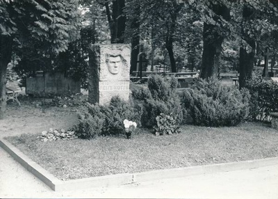 Felix Kotta hauaplats Tartus Raadi kalmistul 1980ndatel.  duplicate photo
