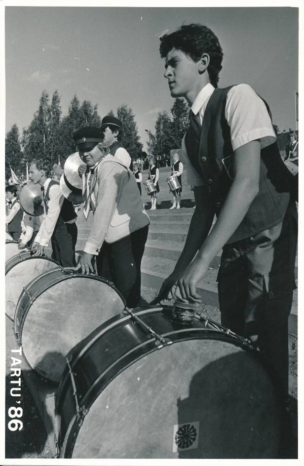 Koolinoorte puhkpilliorkestri trummilööjad Tartu III poistekooride laulupeol 1986a.