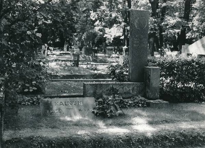 Karl Kalkuni hauaplats Tartus Raadi kalmistul 1980ndatel.  duplicate photo