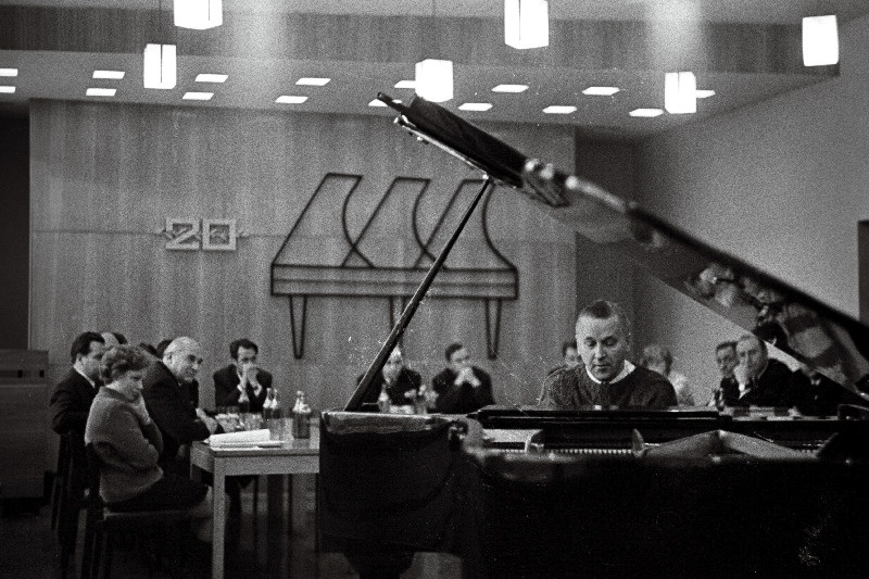 Tallinna Klaverivabriku klaveri "Estonia" mudelile "Ekstra" kvaliteedimärgi andmise komisjoni liige Tallinna Pedagoogilise Instituudi klaverikateedri dotsendi kohusetäitja Eugen Kelder uut klaverit katsetamas