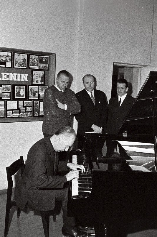 Tallinna Klaverivabriku klaveri "Estonia" mudelile "Ekstra" kvaliteedimärgi andmise komisjoni liige professor Bruno Lukk uut klaverit katsetamas; tagaplaanil  paremalt Tallinna Klaverivabriku peakonstruktor Kaarel Keerme, direktor Kaljo Käspre ja Tallinna Pedagoogiliae Instituudi klaverikateedri dotsendi kohustetäitja Eugen Kelder.