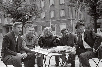 Filmistuudio "Tallinnfilm" värvifilmi "Varastati Vana Toomas" operaator I. Tšernõhh (vasakult), lavastaja ENSV teenline kunstitegelane S. Skolnikov ja osatäitjad ENSV teeneline kunstitegelsne K. Kiisk, H. Tiidus ning ENSV teeneline kunstnik E. Pärn filmimise vaheajal  similar photo