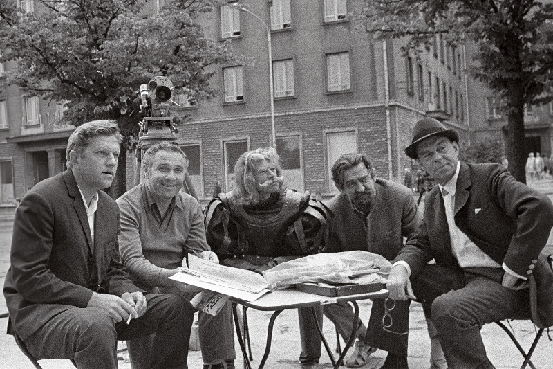 Filmistuudio "Tallinnfilm" värvifilmi "Varastati Vana Toomas" operaator I. Tšernõhh (vasakult), lavastaja ENSV teenline kunstitegelane S. Skolnikov ja osatäitjad ENSV teeneline kunstitegelsne K. Kiisk, H. Tiidus ning ENSV teeneline kunstnik E. Pärn filmimise vaheajal