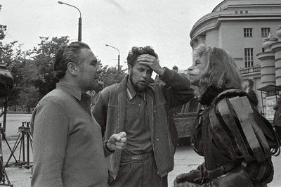 Filmistuudio "Tallinnfilm" värvifilmi "Varastati Vana Toomas" režissöör ENSV teeneline kunstitegelane S. Školnikov (vasakult), režissöör H. Roots ja Vana Tooma osatäitja ENSV teeneline kunstitegelane K. Kiisk filmimise vaheajal.  similar photo