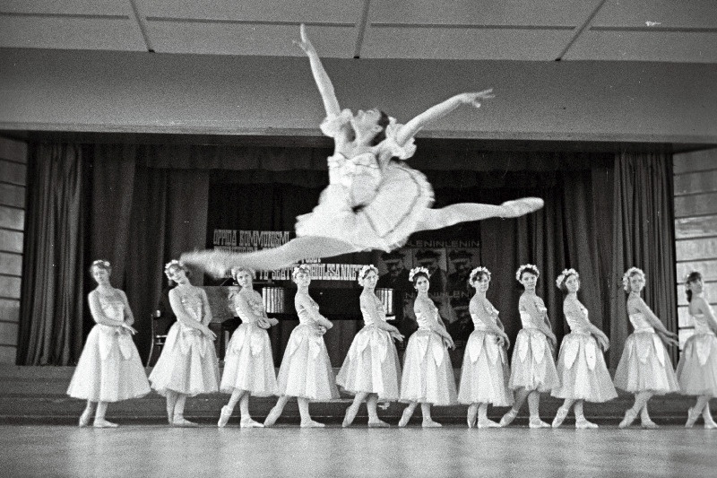 Stseen balletist "Metsajärv" Tallinna 46. Keskkooli koreograafilise ansambli esituses, esiplaanil esitantsija Girta Arend.
